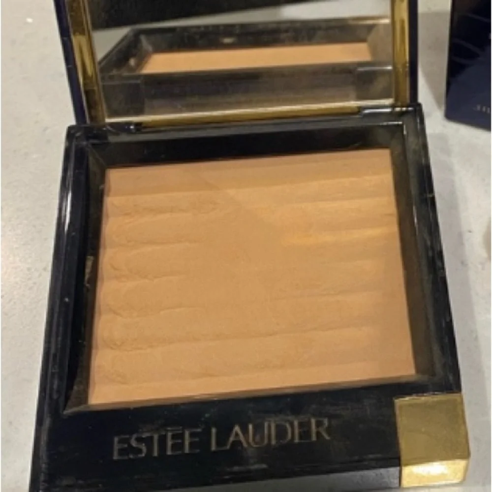 Full size Estée Lauder powder lipstick, nailpolish 4 eyeshadow - Picture 3 of 9